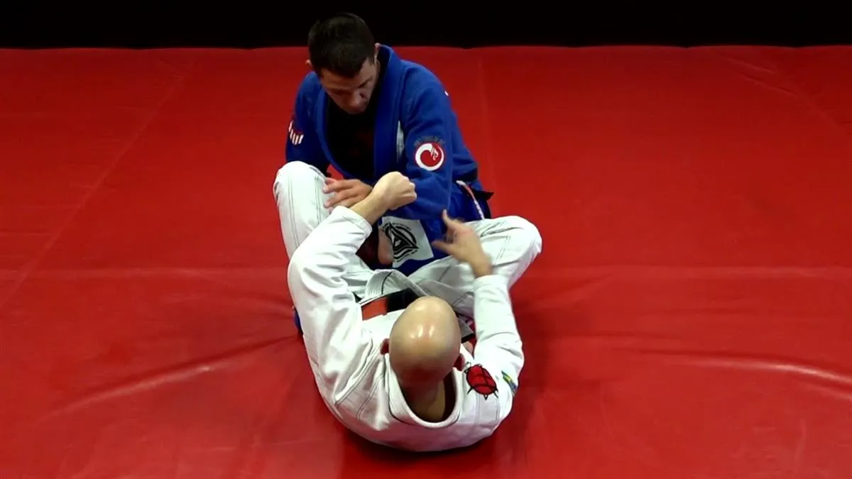 Cross Grip Guard and Old Man Sweep by Marcelo Cohen